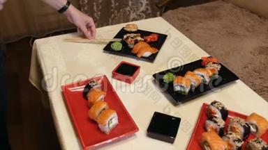 厨师把<strong>盘子</strong>和寿司放在<strong>桌子上</strong>。 把寿司放在红色<strong>盘子</strong>里